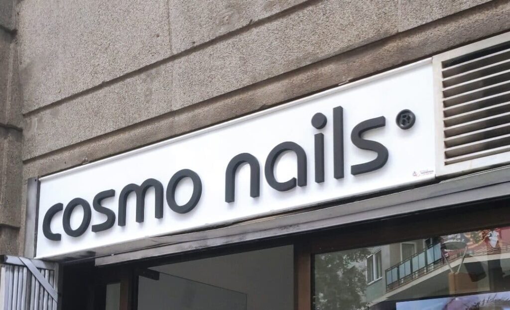 Rótulo corpóreo de la empresa de manicura cosmo nails en Barcelona