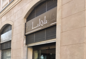 cajón de luz troquelado restaurante laiqila de barcelona