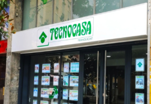 cajón de luz en metacrilato de inmobiliaria tecnocasa