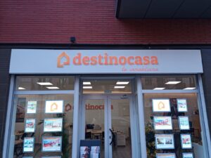 Rótulo en Sabadelll de la inmobiliaria destinocasa