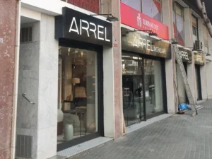 rótulos en hospitalet de llobregat de la inmobiliaria arrel