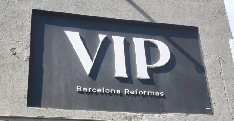 Rótulos corpóreos PVC empresa de reformas VIP